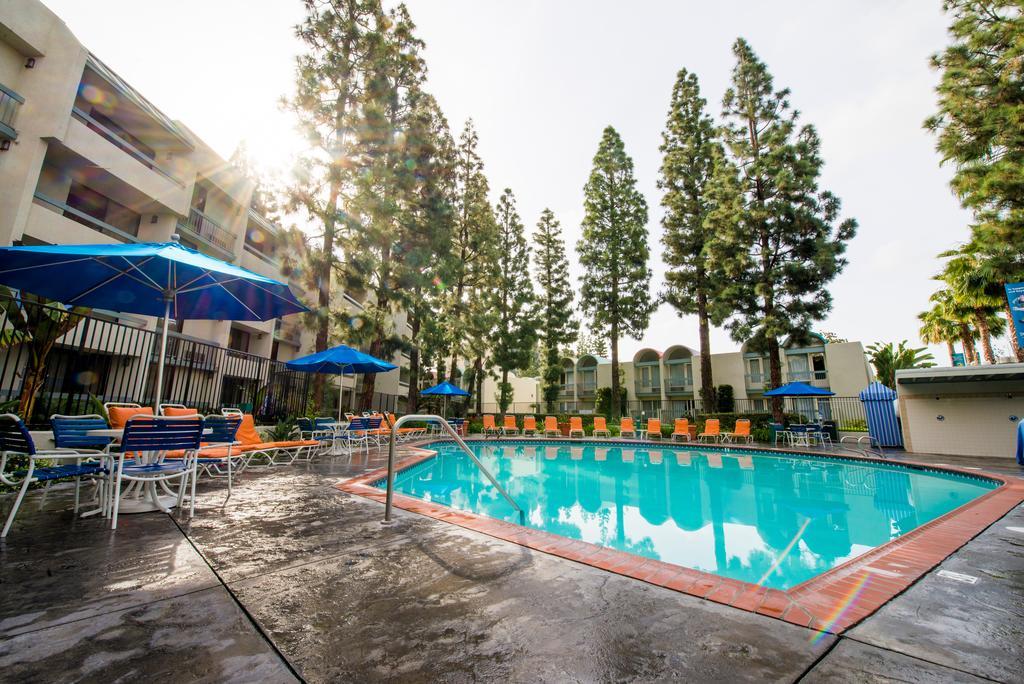 Howard Johnson By Wyndham Anaheim Hotel & Water Playground Exterior photo